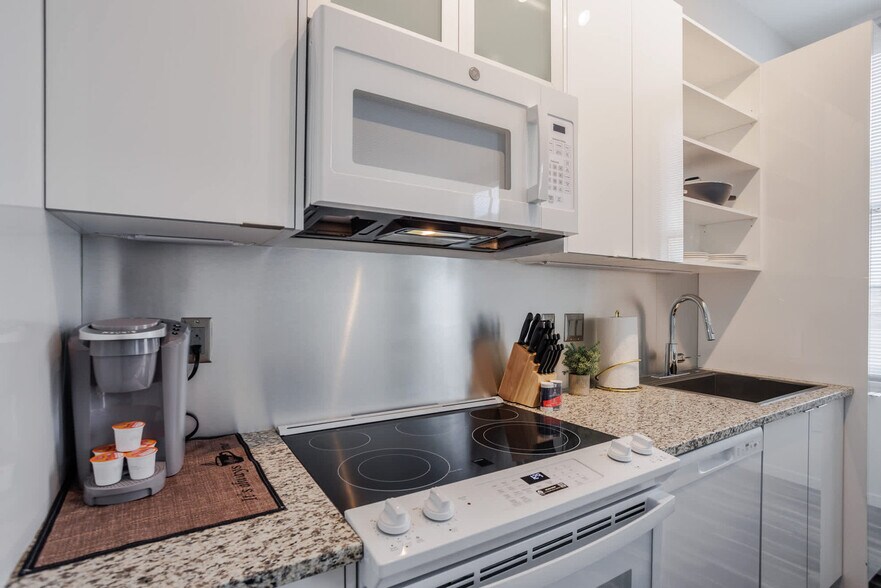 Building Photo - 9-JAN-JAN E 4th St