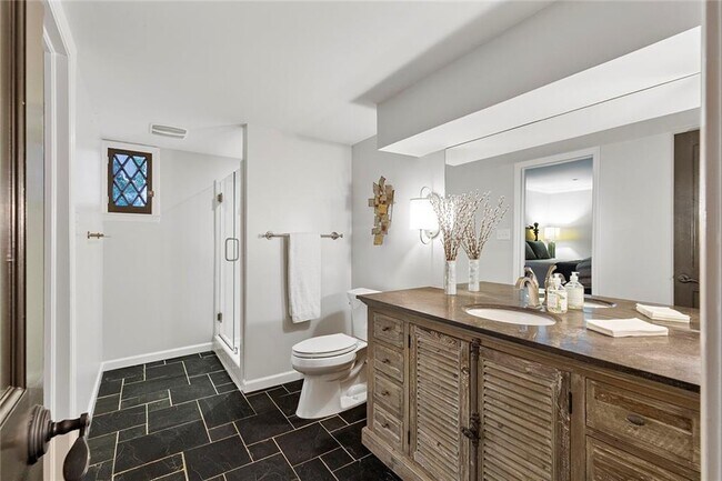 Building Photo - 1100 Kingston Dr NE