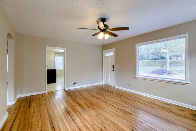 Building Photo - Charming 2 Bedroom With Spacious Living In Benson!!