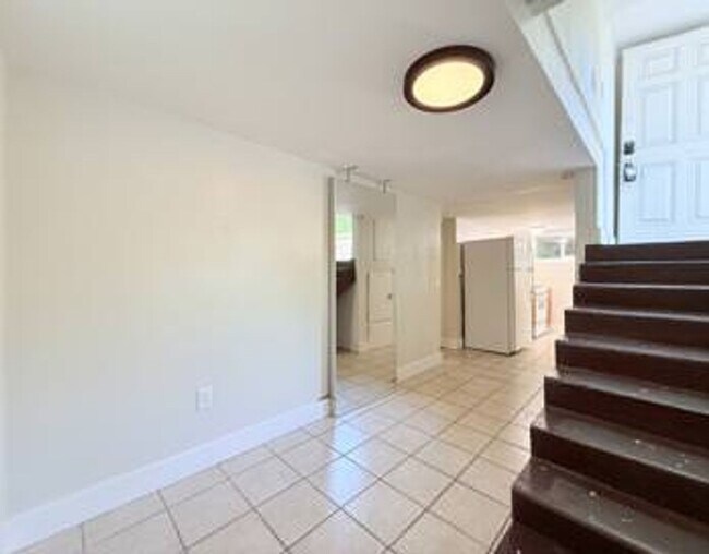 Building Photo - Spacious Basement Apartment in SLC!