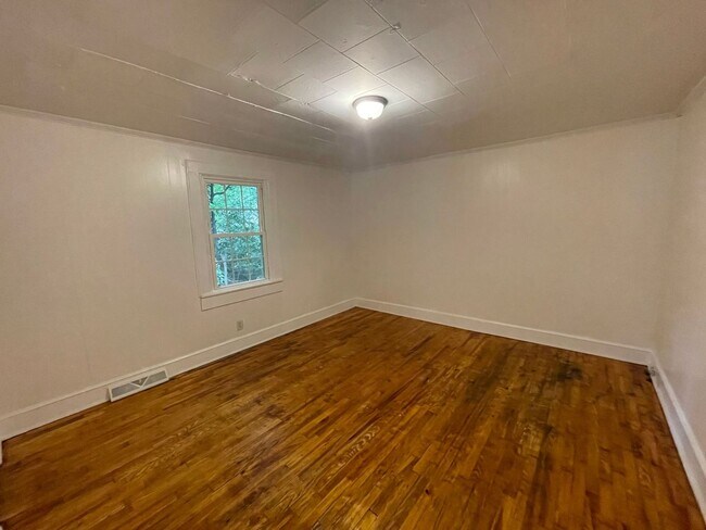 Building Photo - Renovated 2 bedroom 1 bathroom house with office/bonus room!