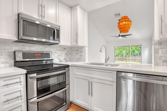 Building Photo - 935 Honeytree Ln