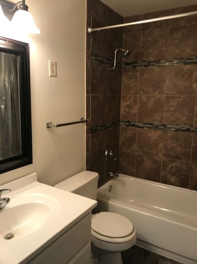 Building Photo - 2 Bedroom Lower with Heat & Water Included in Neenah