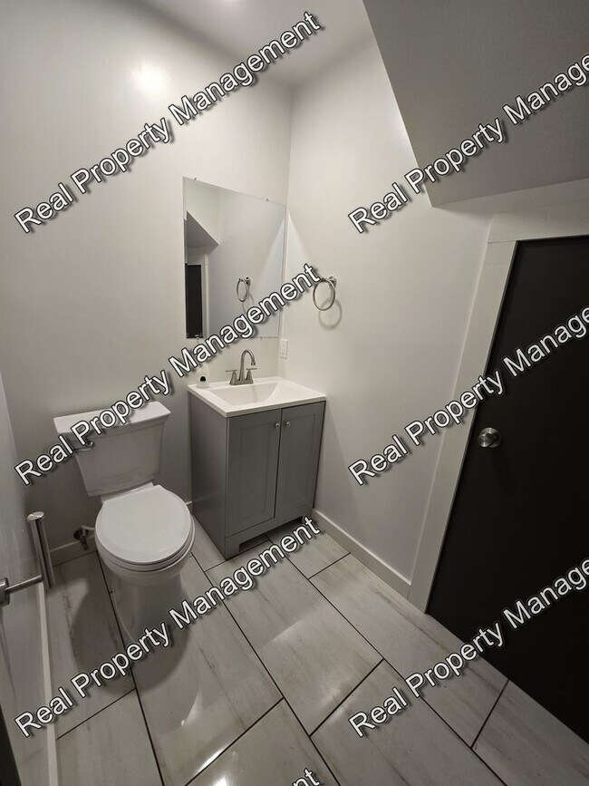 Building Photo - Updated 2 Bedroom Townhome