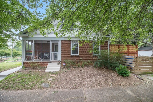 Building Photo - 3 Bedroom 2 Bath Brick Bungalow