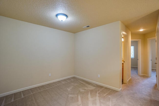 Building Photo - BEAUTIFUL THREE BEDROOM HOME IN FELIDA