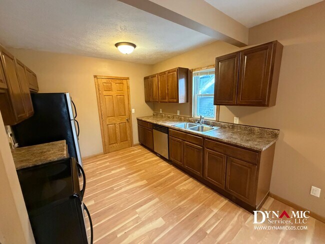 Building Photo - 717 W 16th St