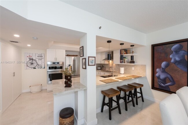 Building Photo - 520 Brickell Key Dr