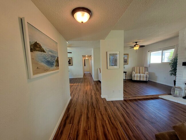 Building Photo - Darling, Move-In Ready Home in Highly Sought After Neighborhood w/ a Great View!!