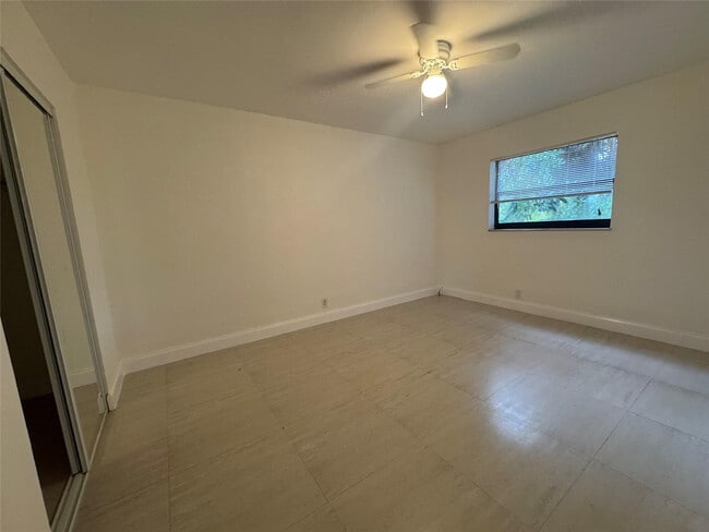 Building Photo - 607 NE 29th Dr