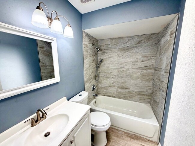 Building Photo - 2203 Silver Pines Pl