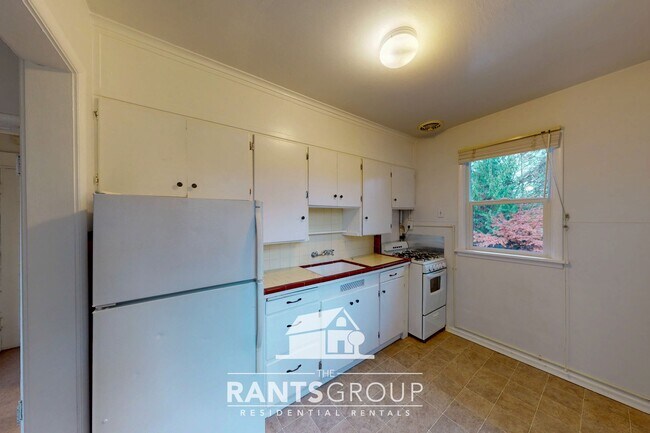 Building Photo - Well-Maintained Triplex Unit in Desirable South Capitol Neighborhood!