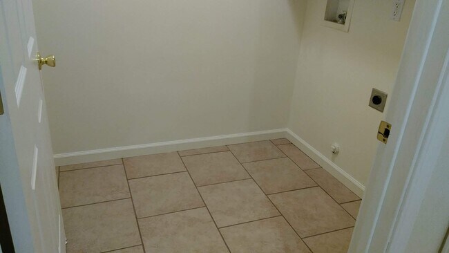 Building Photo - 2146 Blossom Ave