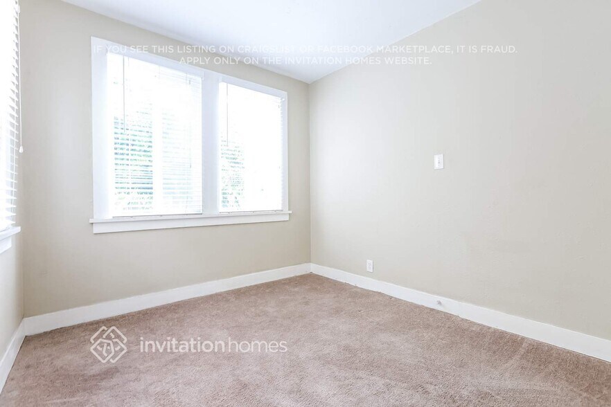 Building Photo - 2627 S Dunsmuir Ave