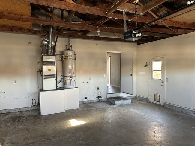 Building Photo - MANTECA 3 BEDROOM 2 BATH HOME