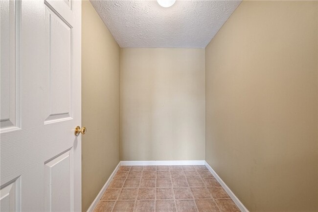 Building Photo - 208 Village Pl