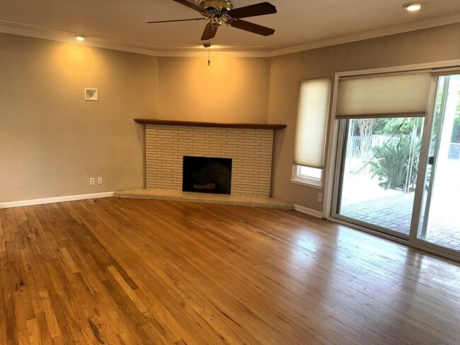 Building Photo - 454 W Twain Ave