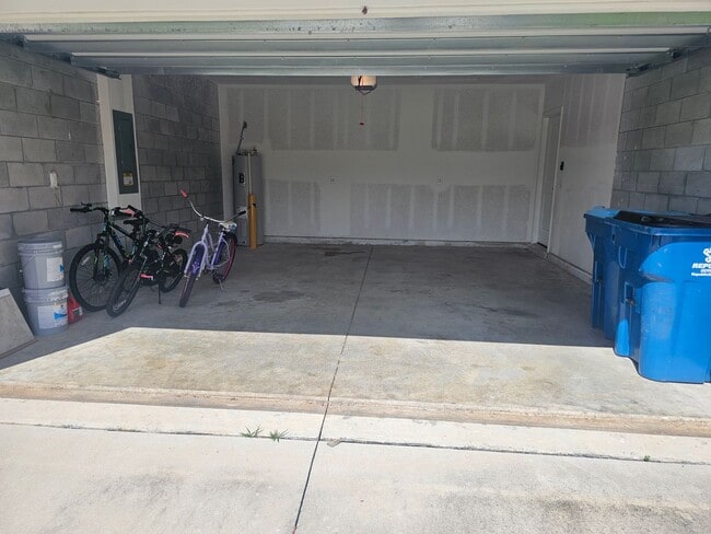 Building Photo - 3 bed 2 bath single family home
