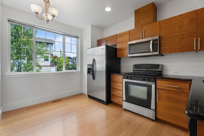 Building Photo - Spacious 3-Level Townhome for Rent in Prime Location