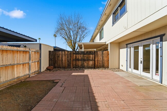 Building Photo - Beautiful 3-Bedroom Townhome in Northern Manor West