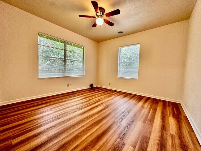 Building Photo - Fresh 2 Bedroom Home