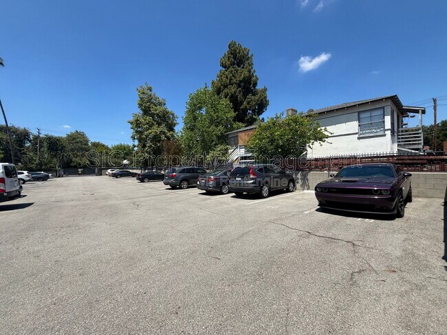Building Photo - 650 N Oakland Ave