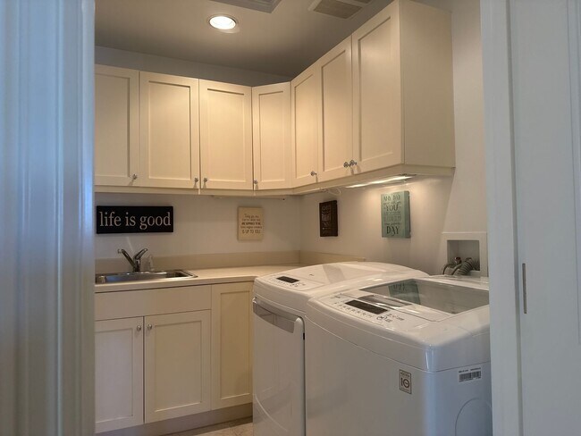 Building Photo - Exceptional 3 bed, 3 bath in Houghton Kirk...