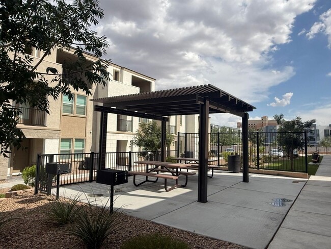 Building Photo - 6131 Garden Oasis St