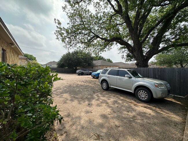 Building Photo - 221 Gurley Ln