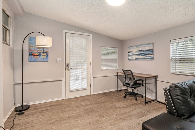 Building Photo - 112 Queenswood Dr