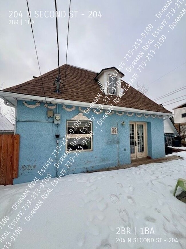 Building Photo - Charming Victorian Home!