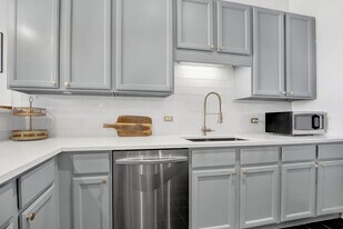 Building Photo - 600 S Dearborn St