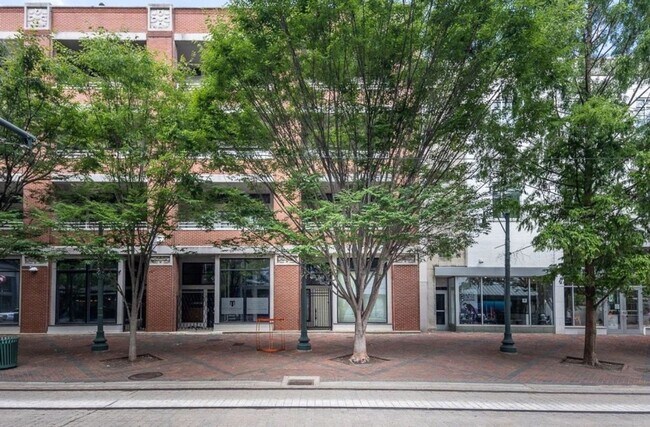 Building Photo - Modern Downtown Memphis Condo with Prime Location