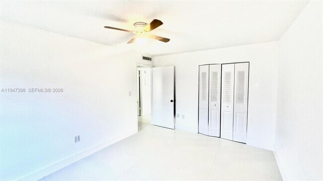 Building Photo - 10810 N Kendall Dr