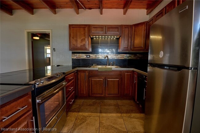 Building Photo - 2175 Lakeview Dr