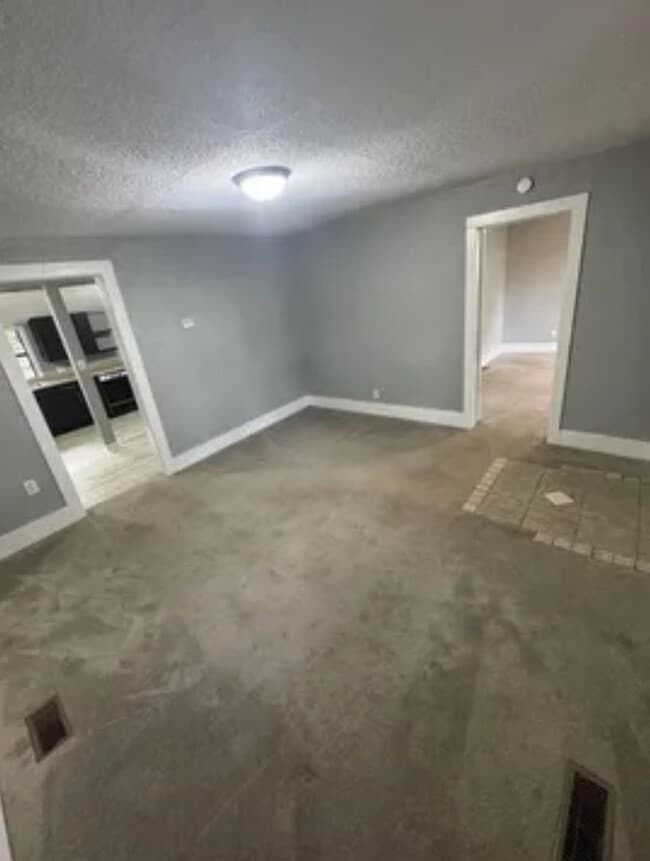 Building Photo - 3 bedroom/1 bath house for rent