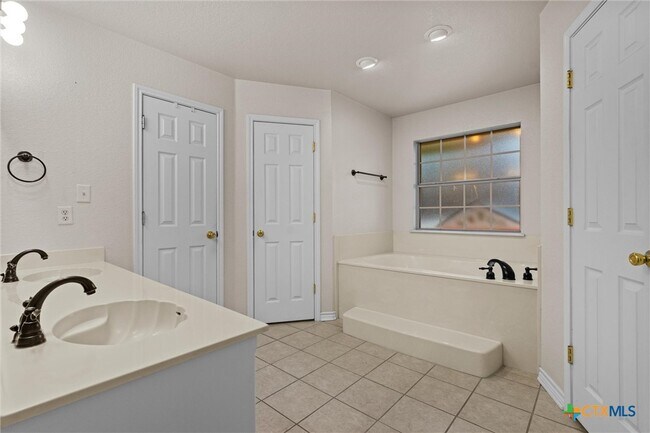 Building Photo - 418 Canoe Dr