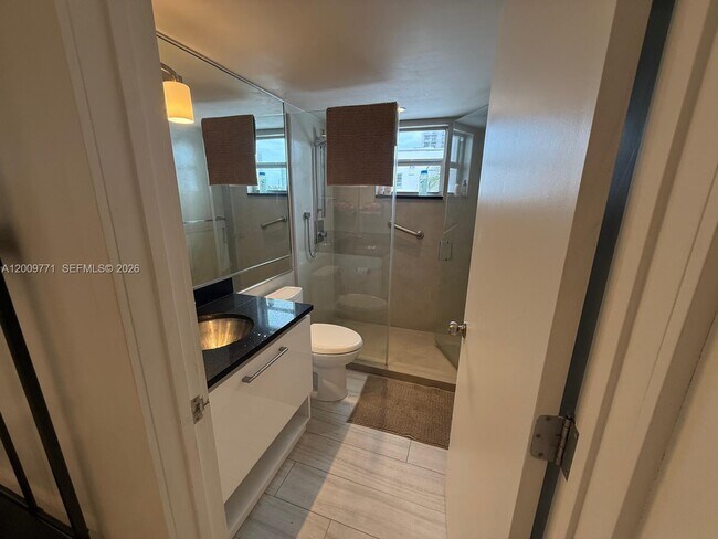 Building Photo - 1150 Collins Ave