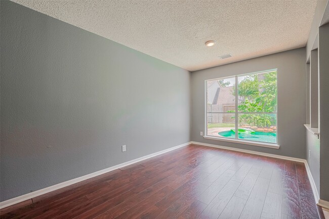 Building Photo - 9911 Villa Verde Dr