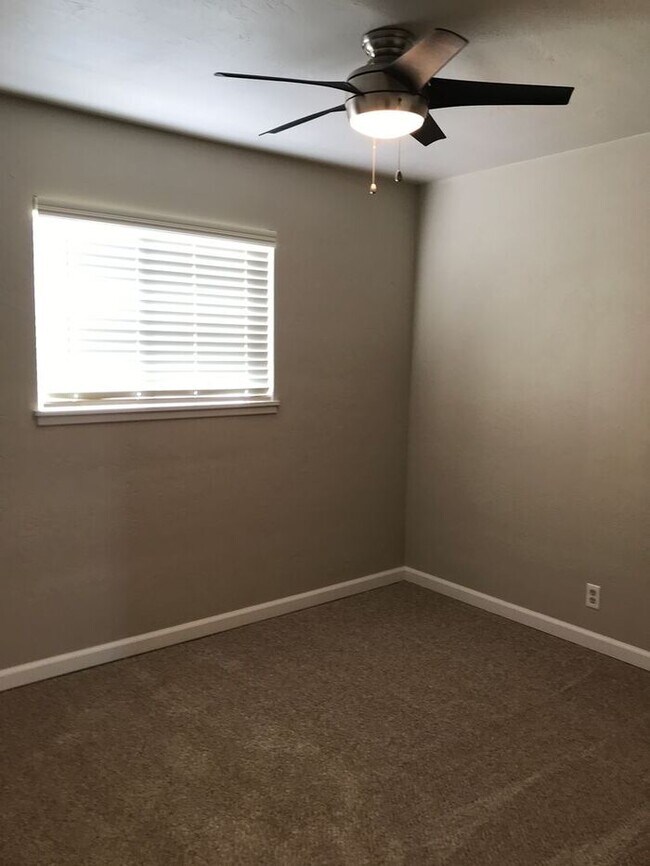 Building Photo - Charming Upstairs 2 Bedroom~ Very Charming...