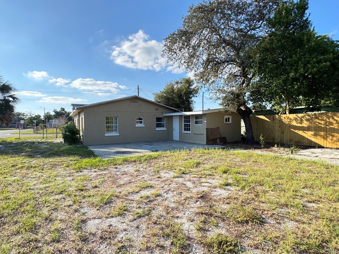 Building Photo - 2420 Edwin St NE