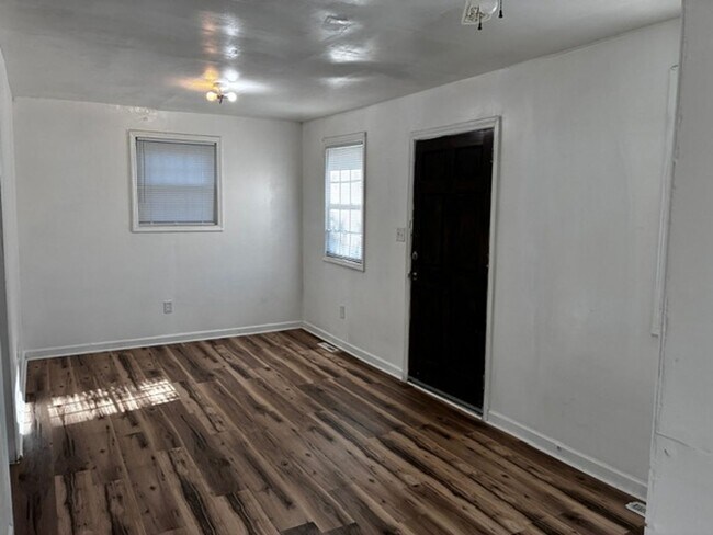 Building Photo - Updated 2BR Home with Large Yard in Batesburg