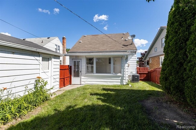 Building Photo - 613 Riverbank St