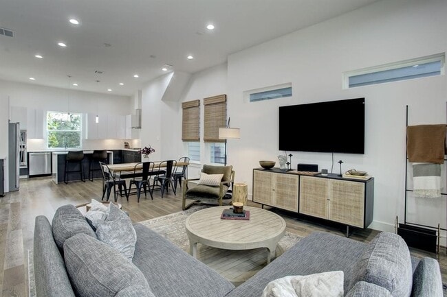 Building Photo - 808 Fisher St