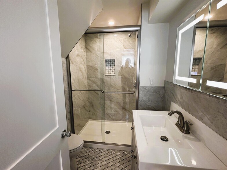 Building Photo - 112 5th St