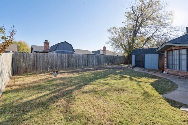 Building Photo - 805 Arlington Dr