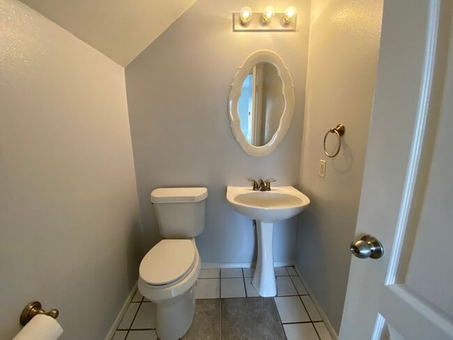 Building Photo - Newly Remodeled!