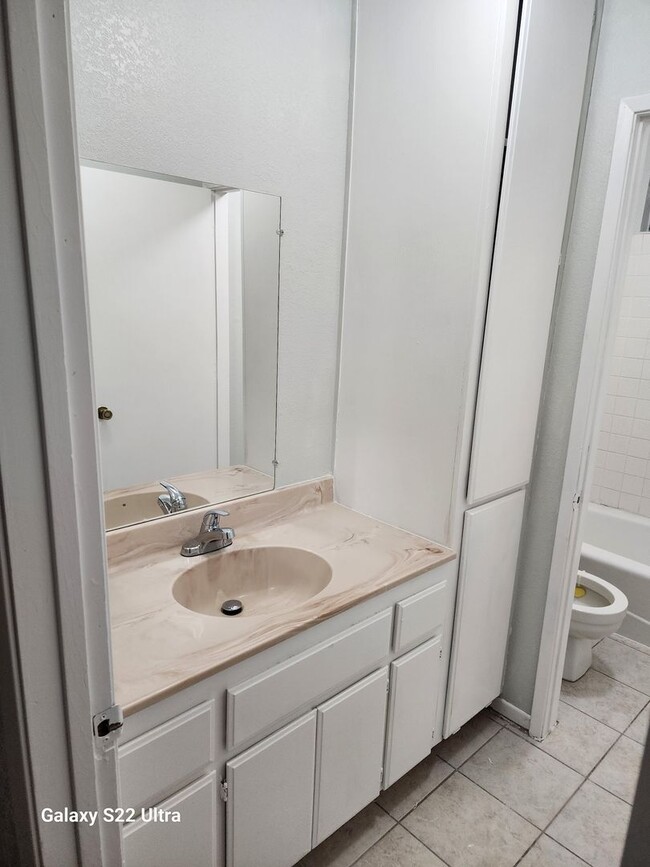 Building Photo - 2 Bedroom 1 Bathroom Apartment with 1 Car ...