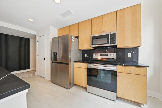 Building Photo - Upgraded Downtown Condo