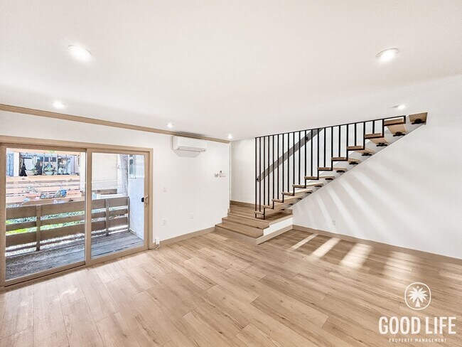 Building Photo - Beautiful 2B/1.5BA Condo W/ AC & Reserved Parking in Point Loma!